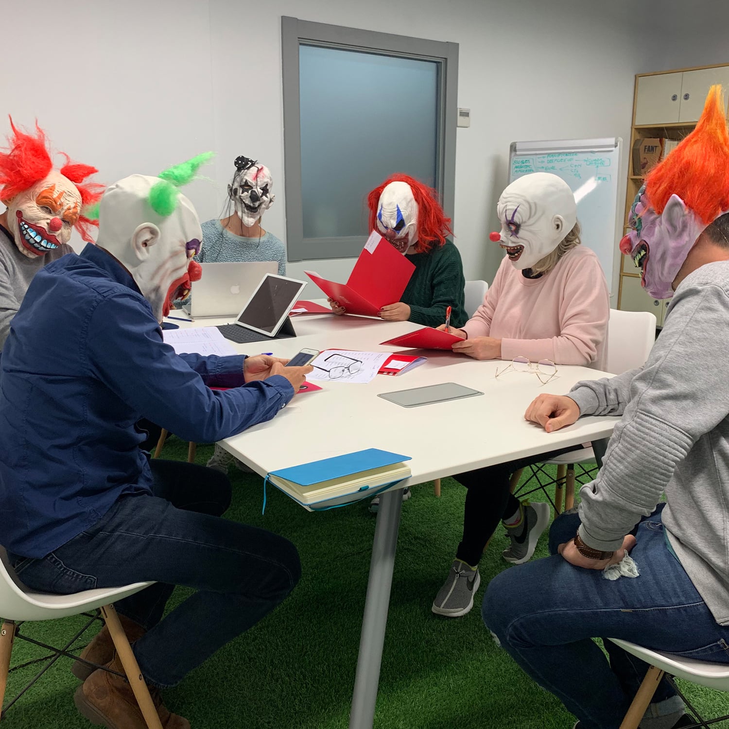 ¿En Manos de Quiénes Estamos?