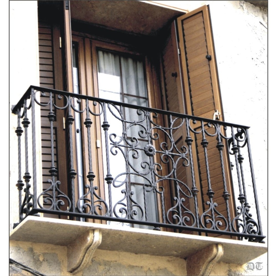 ¿Se Les Atragantó El Champagne Por Un Balcón?